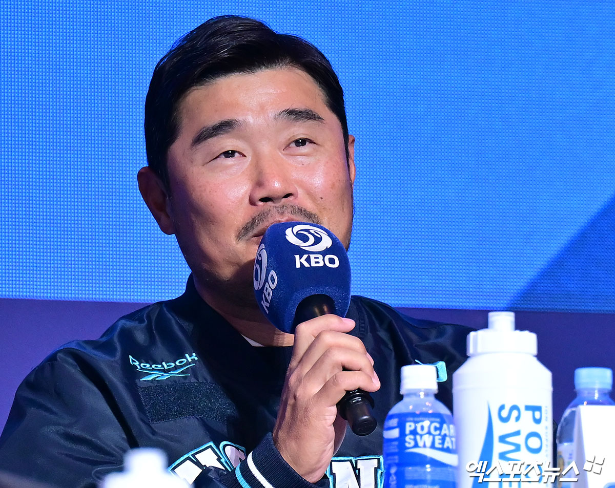 이호준 NC 감독은 20일 서울 송파구 잠실동 롯데호텔 월드에서 열린 2025 신한 SOL Bank KBO 미디어데이 and 팬페스트에 참석했다. 인연 있던 김경문 한화 감독과 염경엽 LG 감독에게 많은 조언을 들었다. 잠실, 김한준 기자