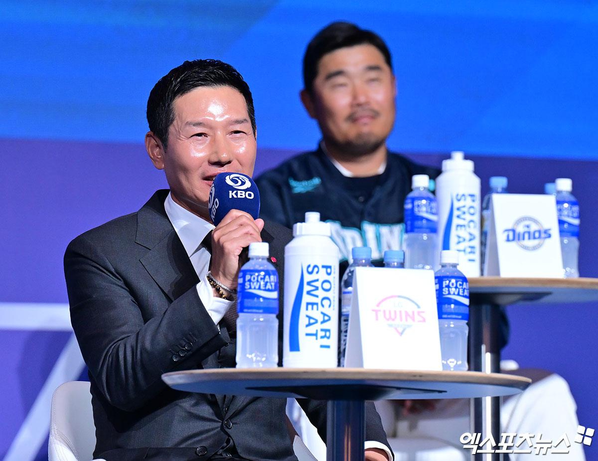 이호준 NC 감독(뒤쪽)은 20일 서울 송파구 잠실동 롯데호텔 월드에서 열린 2025 신한 SOL Bank KBO 미디어데이 and 팬페스트에 참석했다. 인연 있던 김경문 한화 감독과 염경엽 LG 감독에게 많은 조언을 들었다. 잠실, 김한준 기자