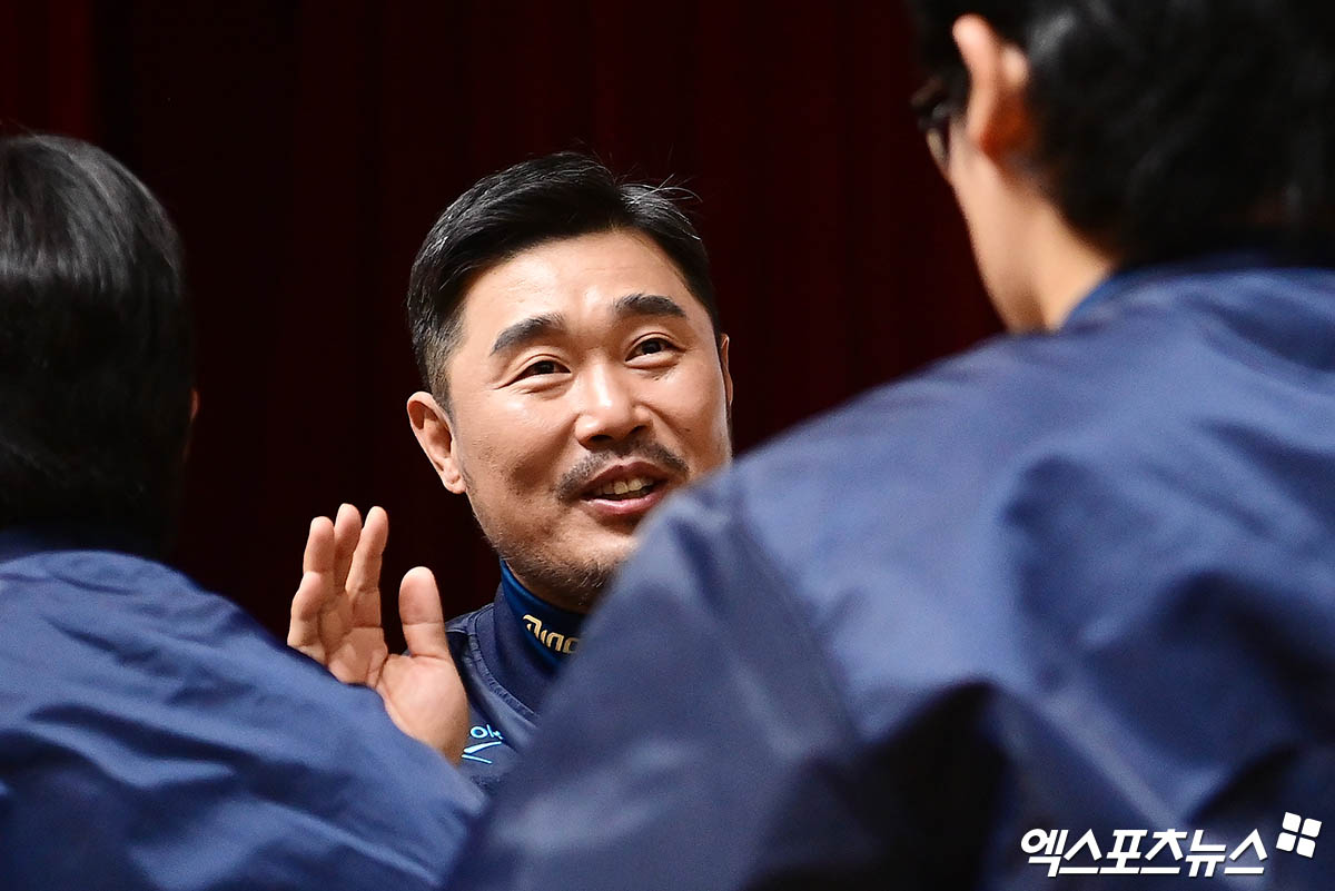 이호준 NC 감독은 20일 서울 송파구 잠실동 롯데호텔 월드에서 열린 2025 신한 SOL Bank KBO 미디어데이 and 팬페스트에 참석했다. 인연 있던 김경문 한화 감독과 염경엽 LG 감독에게 많은 조언을 들었다. 잠실, 김한준 기자