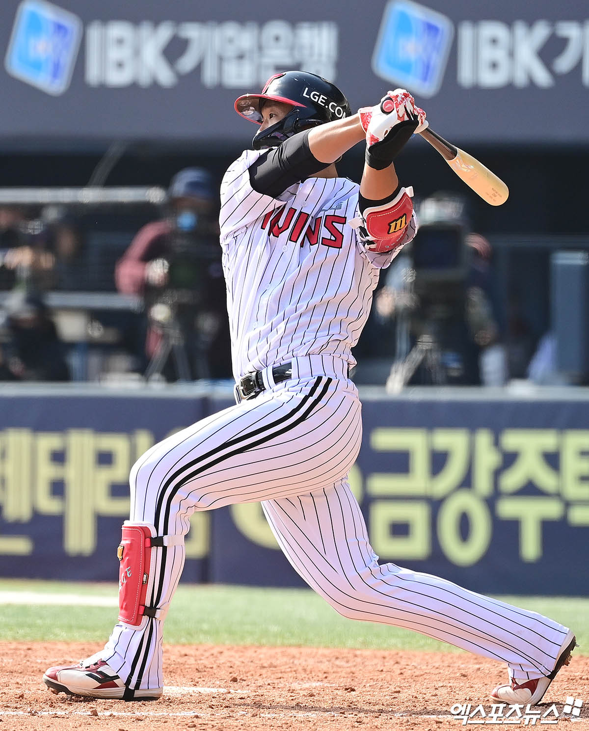 LG 외야수 송찬의는 22일 잠실구장에서 열린 '2025 신한 SOL Bank KBO 리그' 롯데와 시즌 개막전에서 6번 지명타자로 선발 출전했다. 이날 3안타를 쳐내며 공격에 활력을 불어넣었다. 잠실, 박지영 기자