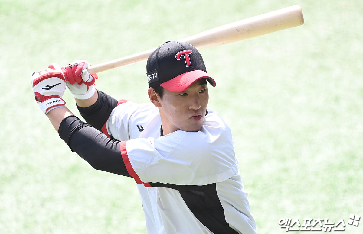 LG 외야수 송찬의는 22일 잠실구장에서 열린 '2025 신한 SOL Bank KBO 리그' 롯데와 시즌 개막전에서 6번 지명타자로 선발 출전했다. 이날 3안타를 쳐내며 공격에 활력을 불어넣었다. 엑스포츠뉴스 DB