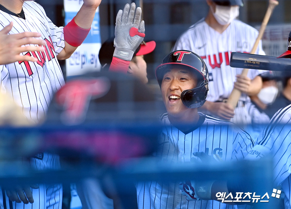 LG 외야수 송찬의는 22일 잠실구장에서 열린 '2025 신한 SOL Bank KBO 리그' 롯데와 시즌 개막전에서 6번 지명타자로 선발 출전했다. 이날 3안타를 쳐내며 공격에 활력을 불어넣었다. 엑스포츠뉴스 DB