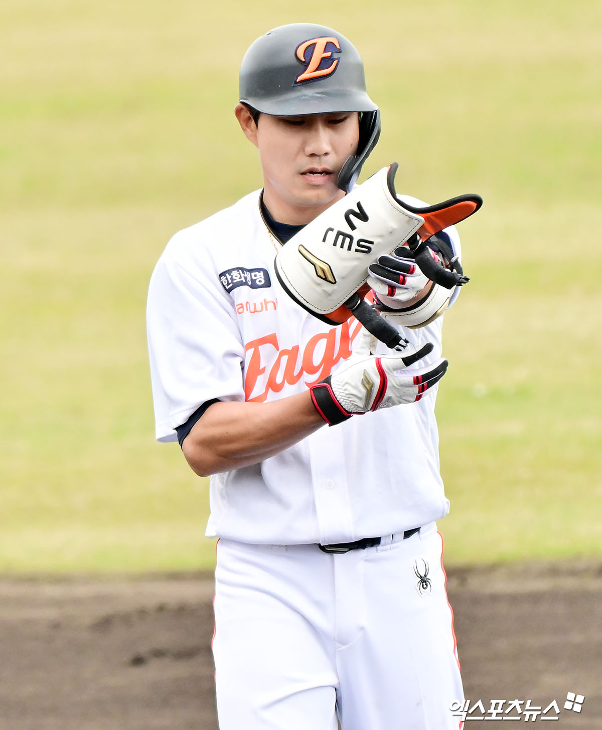 한화 이글스 내야수 심우준이 경기에 출전해 출루한 뒤 장비를 정리하고 있다. 엑스포츠뉴스 DB