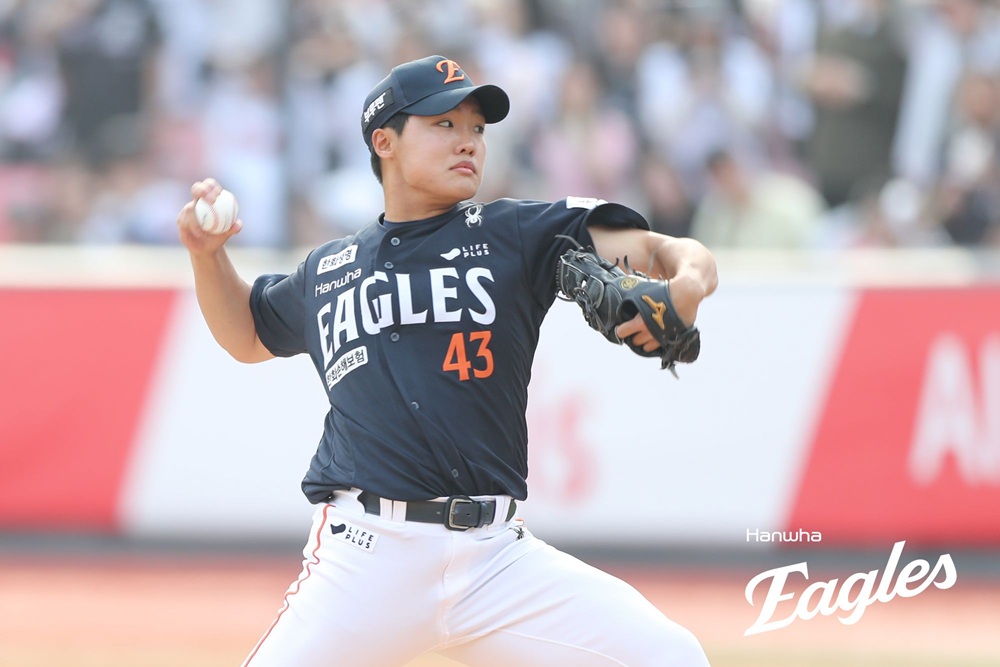 한화 이글스 신인 투수 정우주가 23일 수원 KT위즈파크에서 열린 KT 위즈와의 원정경기에 구원 등판해 역투하고 있다. 한화 이글스
