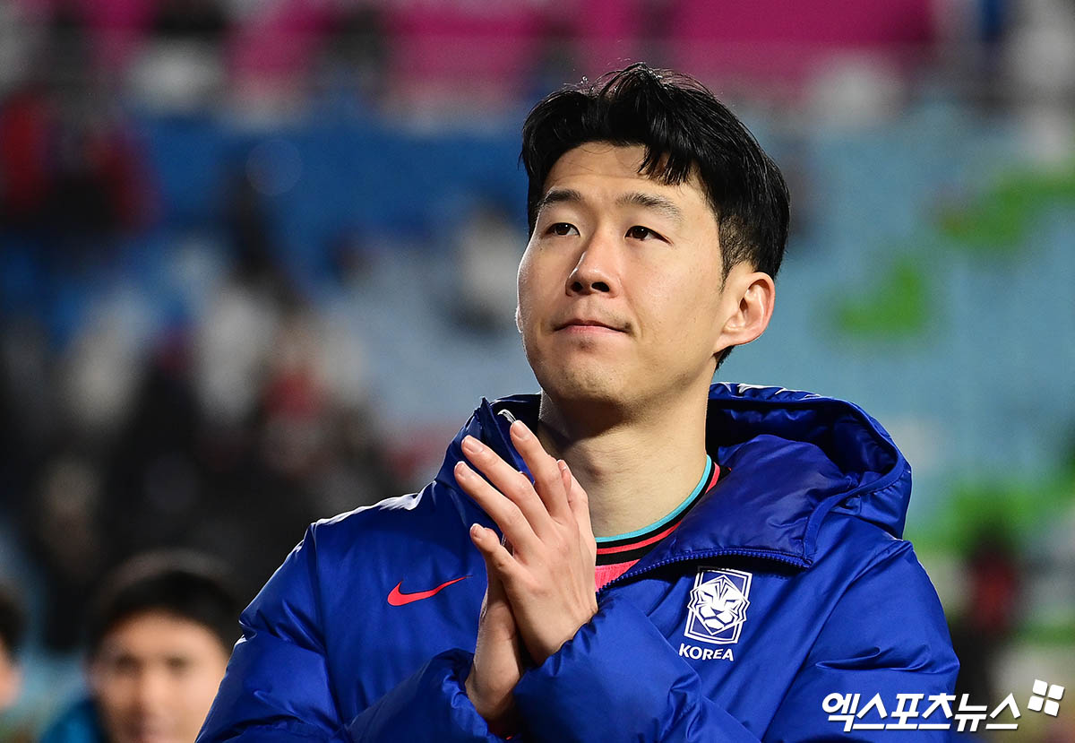 손흥민(토트넘 홋스퍼)의 소속사 손앤풋볼리미티드는 15일 공갈 혐의 고소에 관한 수사 진행 소식과 관련해 입장문을 발표했다. 14일 연합뉴스에 따르면 서울 강남경찰서는 지난 7일 손흥민의 고소장을 접수해 지난해 6월 손흥민에게 임신했다고 거짓말을 하며 손흥민으로부터 수억원 상당의 금품을 갈취하려고 한 20대 여성과 40대 남성을 공갈 혐의로 입건해 수사 중이라고 밝혔다. 이에 손앤풋볼리미티드는 명백한 허위 사실로 공갈 협박을 해온 일당에게 선처 없이 처벌될 수 있도록 강력 법적 대응 할 것이라고 밝혔다. 엑스포츠뉴스DB