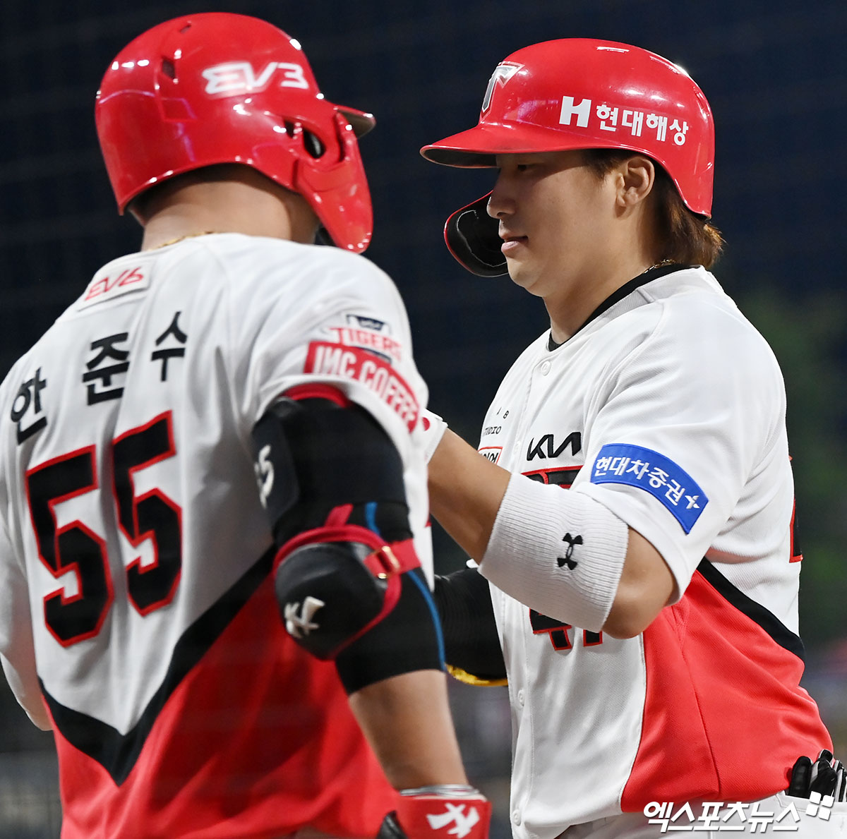 20일 오후 광주기아챔피언스필드에서 열린 '2024 신한 SOL Bank KBO리그' LG 트윈스와 KIA 타이거즈의 경기, 8회말 1사 KIA 나성범이 솔로 홈런을 날린 후 한준수와 하이파이브를 하고 있다. 엑스포츠뉴스 DB