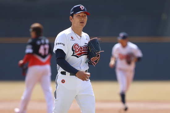 두산 베어스가 개막 3연패 수렁에 빠졌다. 두산은 주축 투수인 곽빈과 홍건희 이병헌 등이 빠지면서 마운드 붕괴를 겪고 있는 분위기다. 두산 베어스