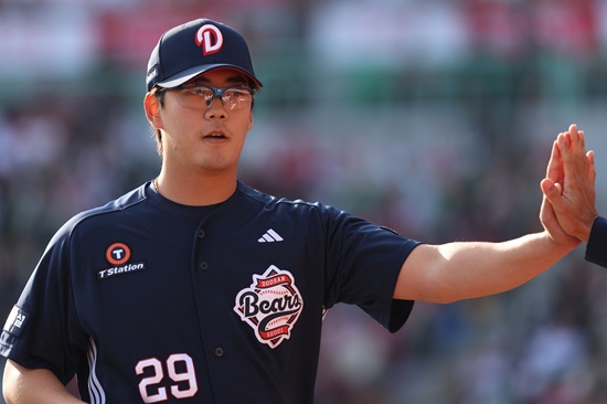 두산 베어스가 개막 3연패 수렁에 빠졌다. 두산은 주축 투수인 곽빈과 홍건희 이병헌 등이 빠지면서 마운드 붕괴를 겪고 있는 분위기다. 두산 베어스