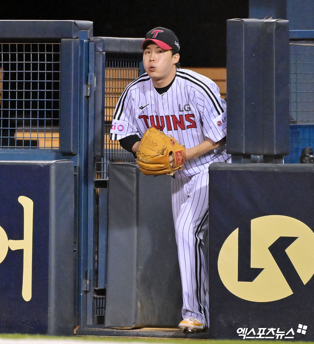 26일 오후 서울 송파구 잠실야구장에서 열린 '2025 신한 SOL Bank KBO리그' 한화 이글스와 LG 트윈스의 경기, LG가 9이닝 2피안타 완봉승을 거둔 임찬규의 호투에 힘입어 한화에 4-0으로 승리했다. 임찬규가 9회초을 앞두고 불펜에서 나와 마운드로 향하고 있다. 잠실, 김한준 기자