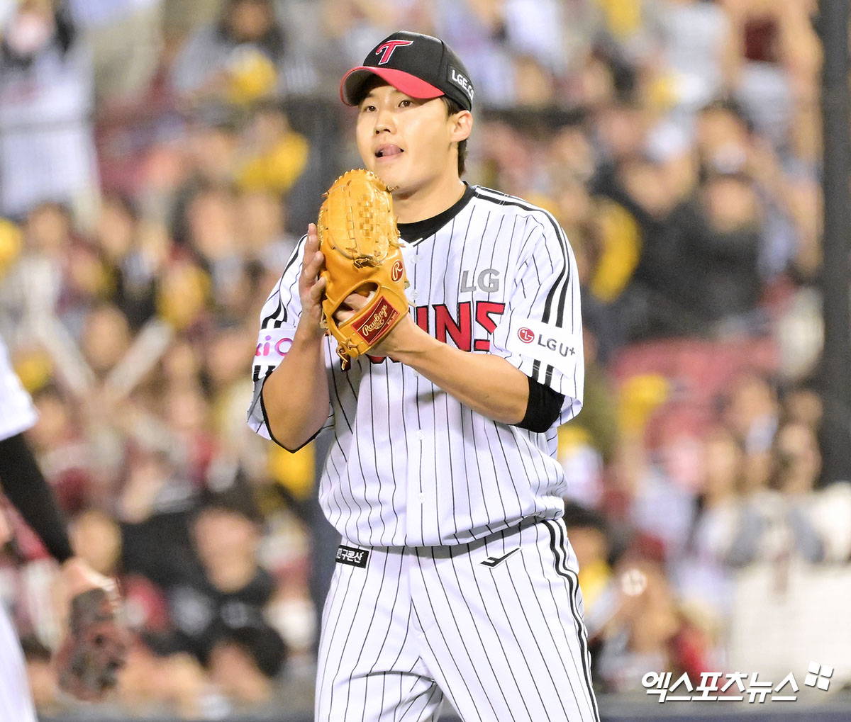 26일 오후 서울 송파구 잠실야구장에서 열린 '2025 신한 SOL Bank KBO리그' 한화 이글스와 LG 트윈스의 경기, 8회초 수비를 마친 LG 임찬규가 박수를 치고 있다. 잠실, 김한준 기자