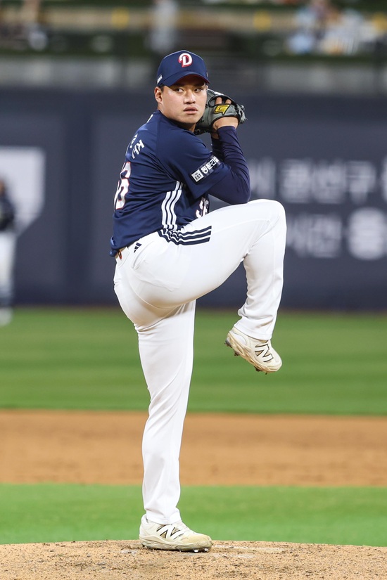 두산 베어스 투수 김호준이 지난 26일 수원 KT전에서 구원 등판해 데뷔 첫 홀드를 달성했다. 두산 베어스