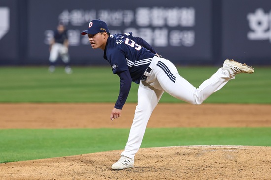 두산 베어스 투수 김호준이 지난 26일 수원 KT전에서 구원 등판해 데뷔 첫 홀드를 달성했다. 두산 베어스