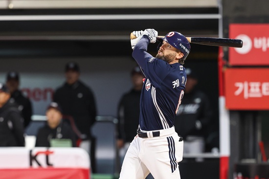 두산 베어스 외국인 타자 케이브가 최근 2경기 연속 멀티히트로 타격감을 끌어 올리고 있다. 케이브는 지난 26일 수원 KT전에서 선제 적시 2루타와 역전 득점으로 팀 첫 승에도 힘을 보탰다. 두산 베어스