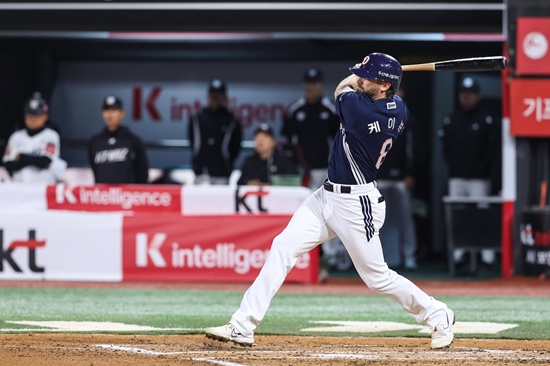 두산 베어스 외국인 타자 케이브가 최근 2경기 연속 멀티히트로 타격감을 끌어 올리고 있다. 케이브는 지난 26일 수원 KT전에서 선제 적시 2루타와 역전 득점으로 팀 첫 승에도 힘을 보탰다. 두산 베어스