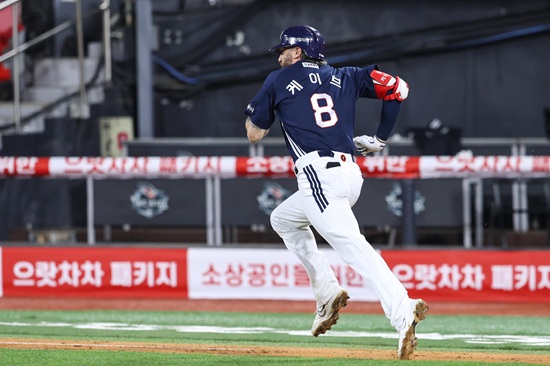 두산 베어스 외국인 타자 케이브가 최근 2경기 연속 멀티히트로 타격감을 끌어 올리고 있다. 케이브는 지난 26일 수원 KT전에서 선제 적시 2루타와 역전 득점으로 팀 첫 승에도 힘을 보탰다. 두산 베어스