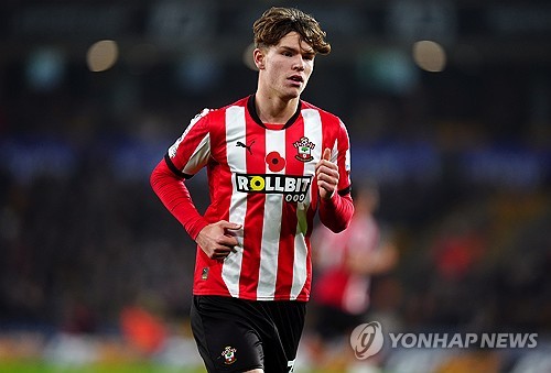 영국 매체 '텔레그래프'가 26일(한국시간) 사우샘프턴이 프리미어리그에서 많은 관심을 받는 유망주 타일러 디블링에게 1억 파운드(약 1893억원) 이상의 이적료를 요구할 거라고 보도했다. 연합뉴스