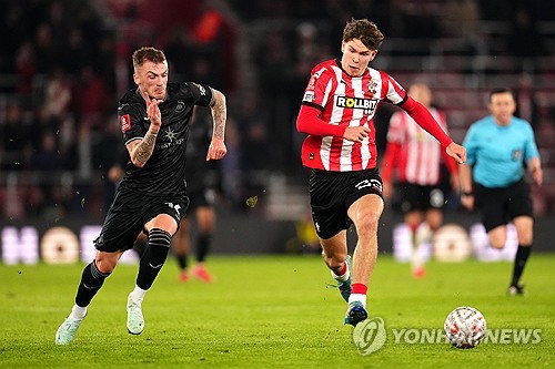 영국 매체 '텔레그래프'가 26일(한국시간) 사우샘프턴이 프리미어리그에서 많은 관심을 받는 유망주 타일러 디블링에게 1억 파운드(약 1893억원) 이상의 이적료를 요구할 거라고 보도했다. 연합뉴스