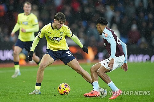 영국 매체 '텔레그래프'가 26일(한국시간) 사우샘프턴이 프리미어리그에서 많은 관심을 받는 유망주 타일러 디블링에게 1억 파운드(약 1893억원) 이상의 이적료를 요구할 거라고 보도했다. 연합뉴스