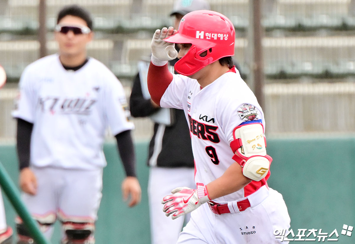 3일 오후 일본 오키나와 킨 구장에서 열린 KT 위즈와 KIA 타이거즈의 연습경기, 4회말 KIA 윤도현이 투런 홈런을 날린 후 그라운드를 돌고 있다. 엑스포츠뉴스 DB