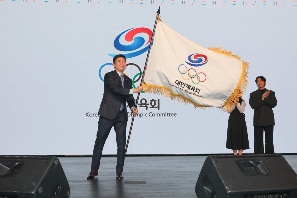 유승민 대한체육회장이 27일 서울 용산구 한남동 그랜드 하얏트에서 열린 제42대 대한체육회장 취임식에서 대한체육회기를 흔들고 있다. 사진 연합뉴스