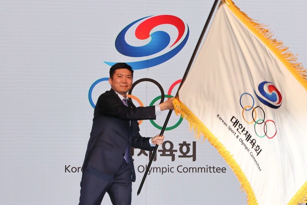 유승민 대한체육회장이 27일 서울 용산구 한남동 그랜드 하얏트에서 열린 제42대 대한체육회장 취임식에서 대한체육회기를 흔들고 있다. 사진 연합뉴스