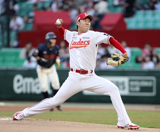 SSG 랜더스 투수 송영진이 지난 26일 문학 롯데전에서 6.1이닝 2실점으로 호투해 시즌 첫 승을 거뒀다. SSG 랜더스