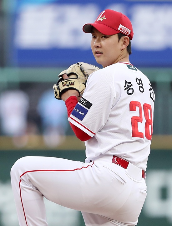 SSG 랜더스 투수 송영진이 지난 26일 문학 롯데전에서 6.1이닝 2실점으로 호투해 시즌 첫 승을 거뒀다. SSG 랜더스