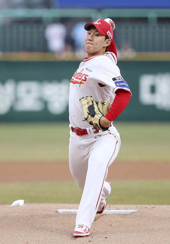 SSG 랜더스 투수 송영진이 지난 26일 문학 롯데전에서 6.1이닝 2실점으로 호투해 시즌 첫 승을 거뒀다. SSG 랜더스