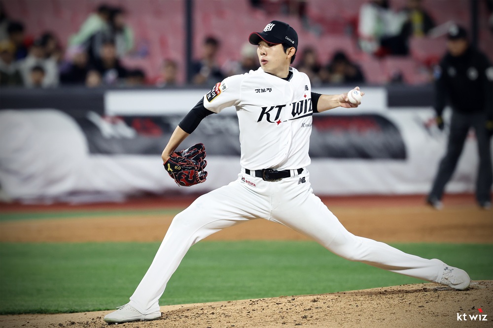 KT 위즈 선발투수 오원석이 27일 수원 두산 베어스전에 선발 등판해 투구하고 있다. KT 위즈