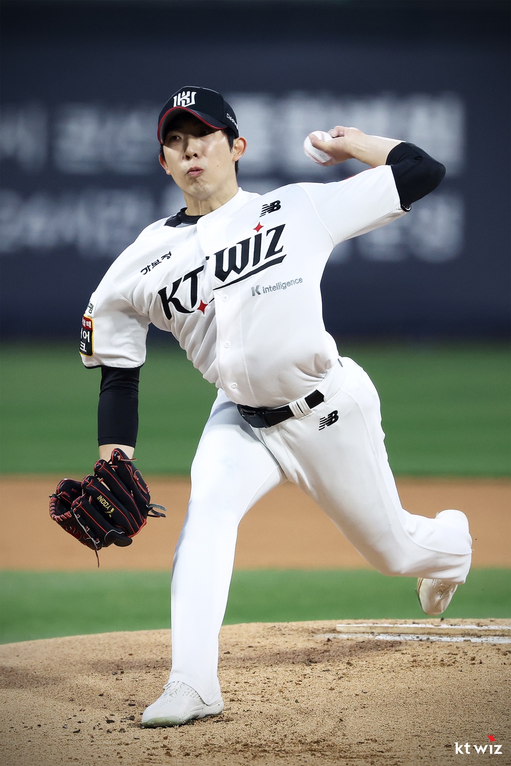 KT 위즈 선발투수 오원석이 27일 수원 두산 베어스전에 선발 등판해 역투하고 있다. KT 위즈