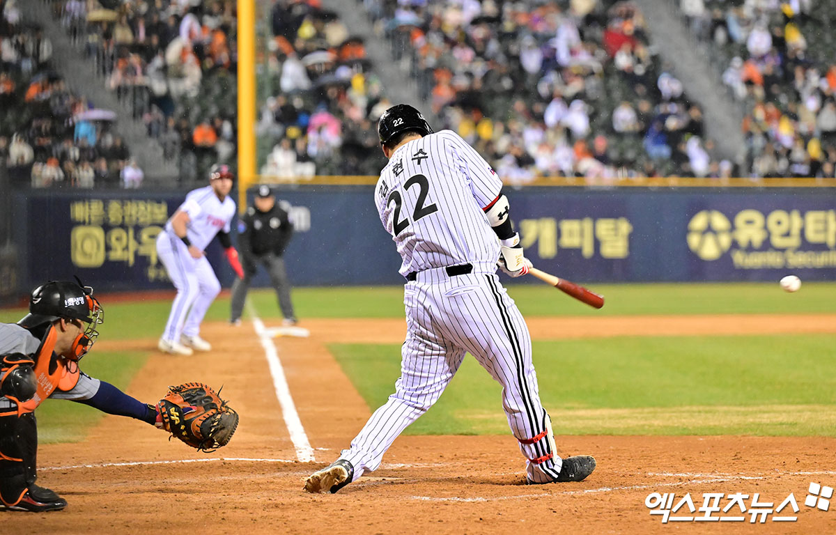LG 외야수 김현수는 27일 잠실구장에서 열린 '2025 신한 SOL Bank KBO 리그' 한화와 정규시즌 3차전 맞대결에서 6번 지명타자로 선발 출전했다. 8회말 12타수 연속 무안타를 끊어내며 2타점 적시타로 결승타를 기록했다. 엑스포츠뉴스 잠실, 김한준 기자