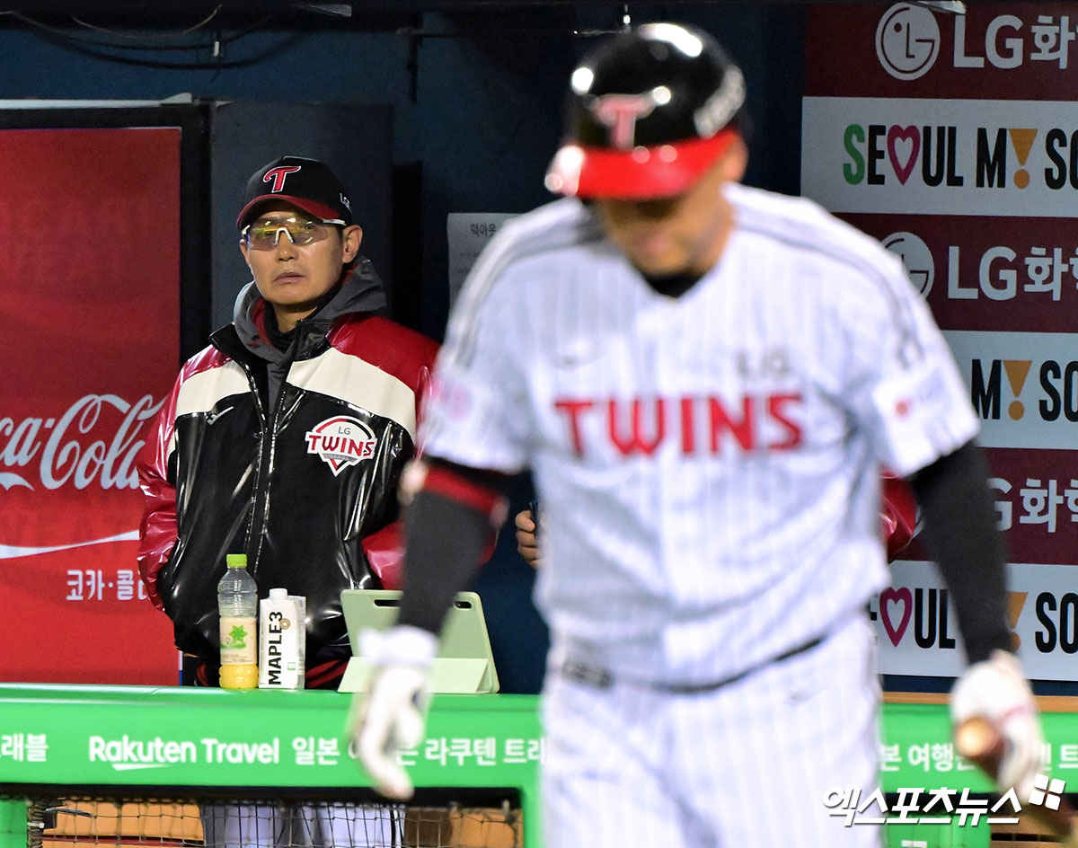 LG 외야수 김현수(오른쪽)는 27일 잠실구장에서 열린 '2025 신한 SOL Bank KBO 리그' 한화와 정규시즌 3차전 맞대결에서 6번 지명타자로 선발 출전했다. 8회말 12타수 연속 무안타를 끊어내며 2타점 적시타로 결승타를 기록했다. 엑스포츠뉴스 DB