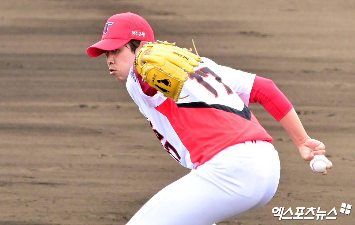 3일 오후 일본 오키나와 킨 구장에서 열린 KT 위즈와 KIA 타이거즈의 연습경기, 7회초 KIA 임기영이 공을 힘차게 던지고 있다. 엑스포츠뉴스 DB