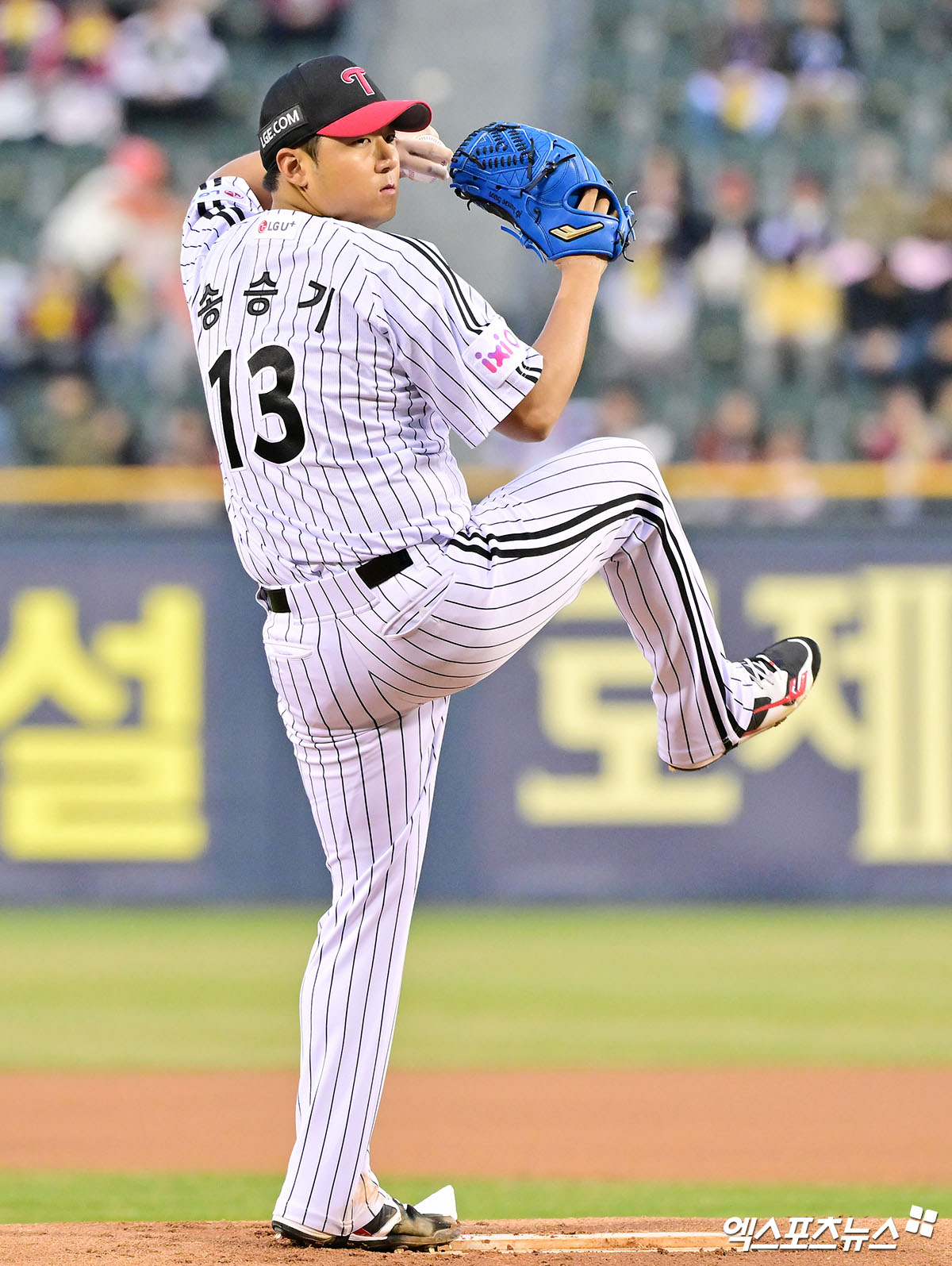 LG 투수 송승기는 27일 잠실구장에서 열린 '2025 신한 SOL Bank KBO 리그' 한화와 정규시즌 3차전 맞대결에서 선발 등판했다. 최고 구속 시속 150㎞ 강속구를 앞세워 최종 성적 7이닝 무실점을 기록. 생애 첫 선발 등판부터 확실한 눈도장을 찍었다. 엑스포츠뉴스 잠실, 김한준 기자