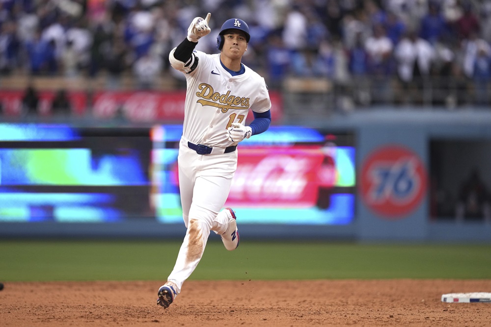 다저스 투타 겸업 스타 오타니는 28일(한국시간) 다저스타디움에서 열린 '2025 메이저리그' 디트로이트전에서 1번 지명타자로 선발 출전했다. 8회말 솔로포를 비롯해 4타수 2안타 1타점 2득점으로 활약하며 팀 3연승에 힘을 보탰다. 연합뉴스 AP