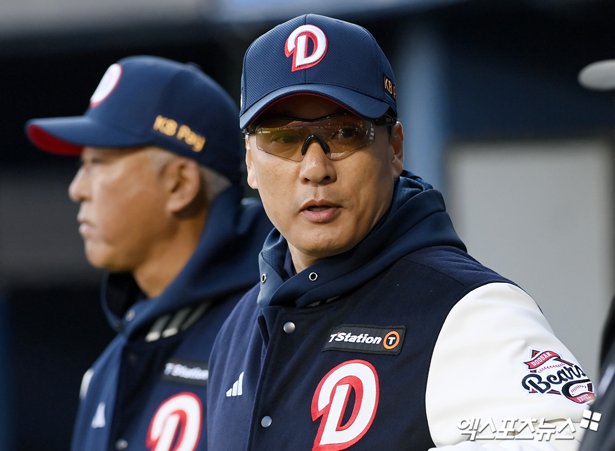 28일 오후 서울 송파구 잠실야구장에서 열린 '2025 신한 SOL Bank KBO리그' 삼성 라이온즈와 두산 베어스의 경기, 강승호의 2타점 적시타에 힘입어 2:0 홈 개막에서 승리를 거뒀다.   두산 이승엽 감독이 경기를 준비하고 있다. 잠실, 고아라 기자