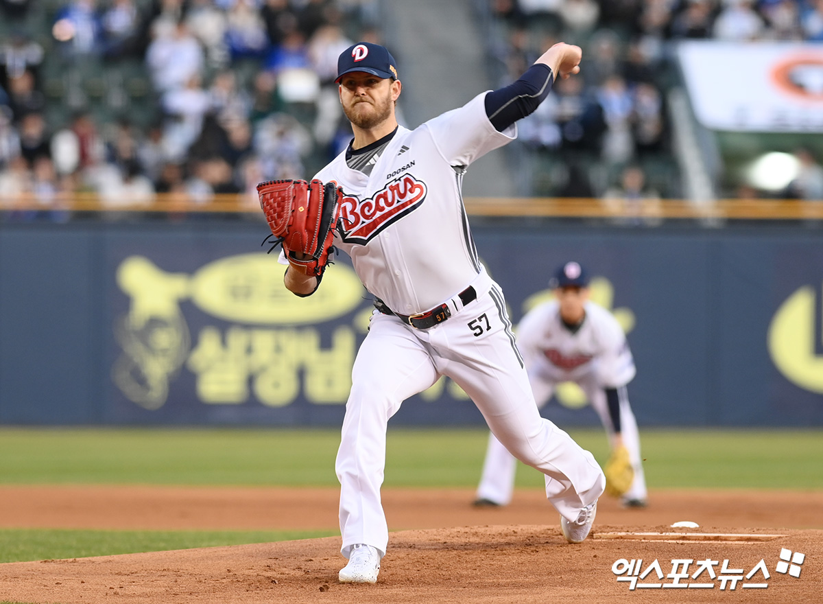 28일 오후 서울 송파구 잠실야구장에서 열린 '2025 신한 SOL Bank KBO리그' 삼성 라이온즈와 두산 베어스의 경기, 1회초 두산 선발투수 콜어빈이 공을 힘차게 던지고 있다. 잠실, 고아라 기자