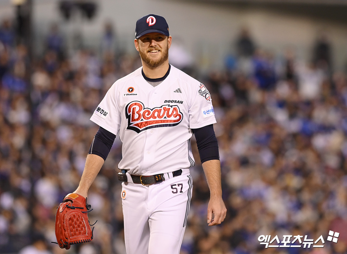 28일 오후 서울 송파구 잠실야구장에서 열린 '2025 신한 SOL Bank KBO리그' 삼성 라이온즈와 두산 베어스의 경기, 3회초 무실점으로 이닝을 마친 선발 콜어빈이 양석환의 수비를 격려하고 있다. 잠실, 고아라 기자