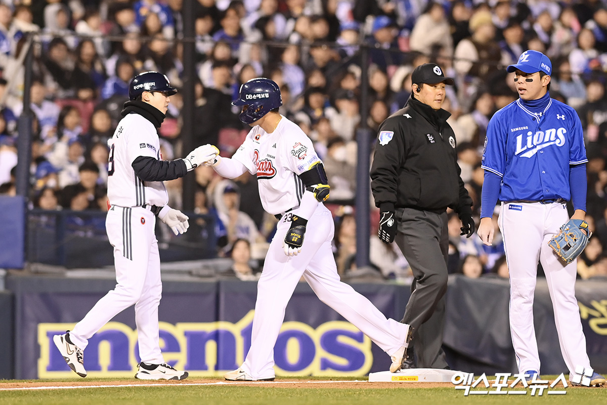 28일 오후 서울 송파구 잠실야구장에서 열린 '2025 신한 SOL Bank KBO리그' 삼성 라이온즈와 두산 베어스의 경기, 3회말 2사 1,2루 두산 강승호가 2타점 적시타를 날린 뒤 3루 베이스를 밟고 있다. 잠실, 고아라 기자
