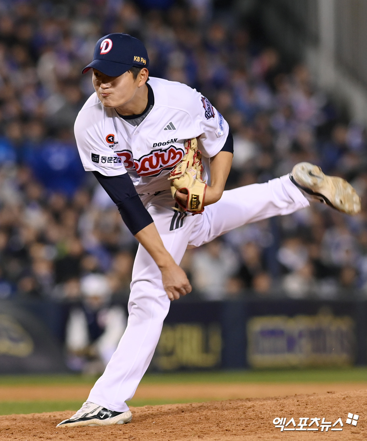 28일 오후 서울 송파구 잠실야구장에서 열린 '2025 신한 SOL Bank KBO리그' 삼성 라이온즈와 두산 베어스의 경기, 8회초 두산 김택연이 공을 힘차게 던지고 있다. 잠실, 고아라 기자