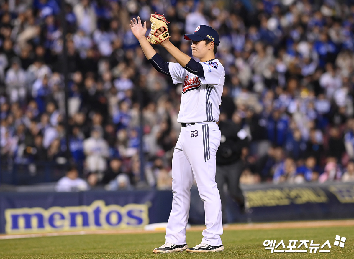 28일 오후 서울 송파구 잠실야구장에서 열린 '2025 신한 SOL Bank KBO리그' 삼성 라이온즈와 두산 베어스의 경기, 강승호의 2타점 적시타에 힘입어 2:0 홈 개막에서 승리를 거뒀다.   두산 김택연이 승리한 뒤 기뻐하고 있다. 잠실, 고아라 기자