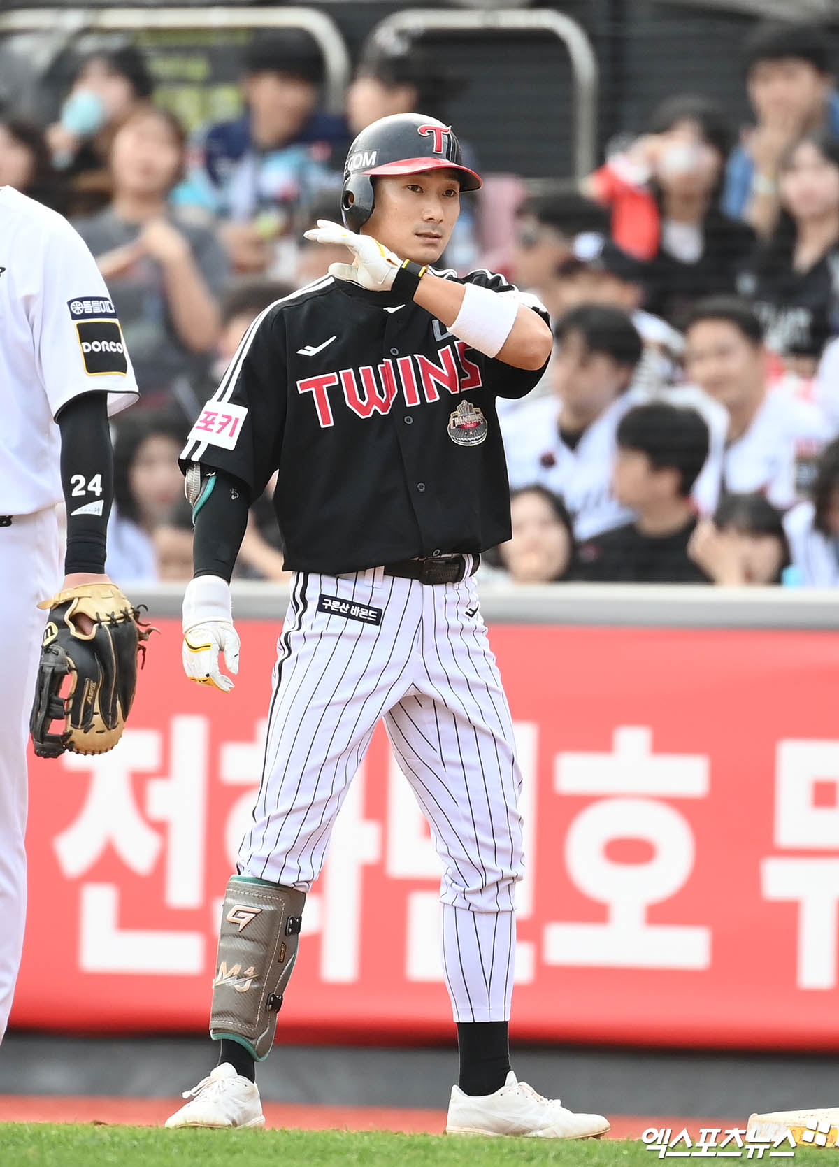 LG 내야수 신민재는 28일 창원 NC파크에서 열린 '2025 신한 SOL Bank KBO 리그' NC와 정규시즌 1차전에서 9번타자 2루수로 선발 출전했다. 팀이 5-4로 앞선 9회초 2타점 적시타로 승리에 쐐기를 박았다. 엑스포츠뉴스 DB