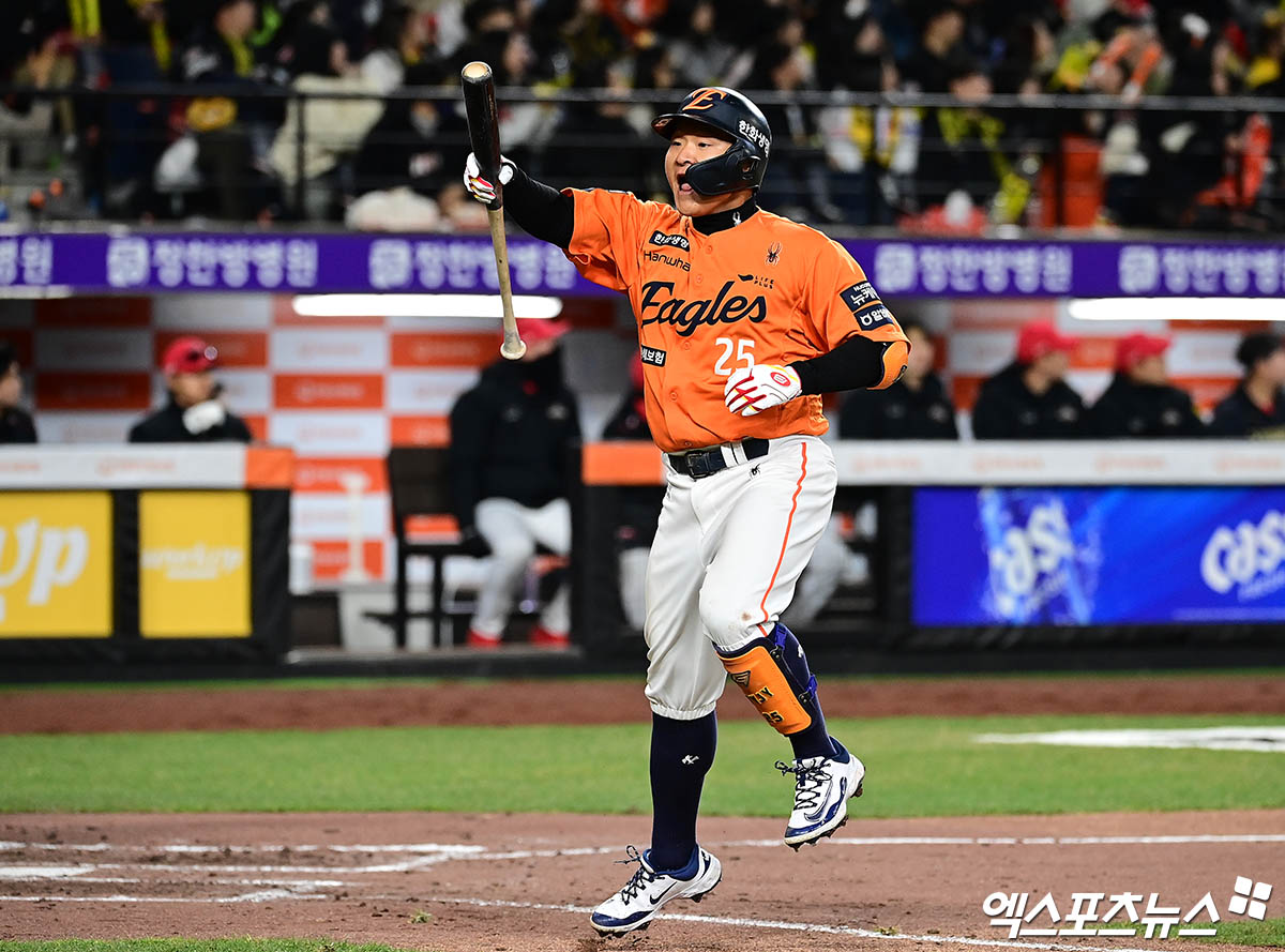 28일 오후 대전한화생명볼파크에서 열린 '2025 신한 SOL Bank KBO리그' 한화 이글스와 KIA 타이거즈의 경기, 7회말 2사 한화 김태연이 KIA 전상현 상대로 솔로 홈런을 때려낸 뒤 환호하고 있다. 대전, 박지영 기자