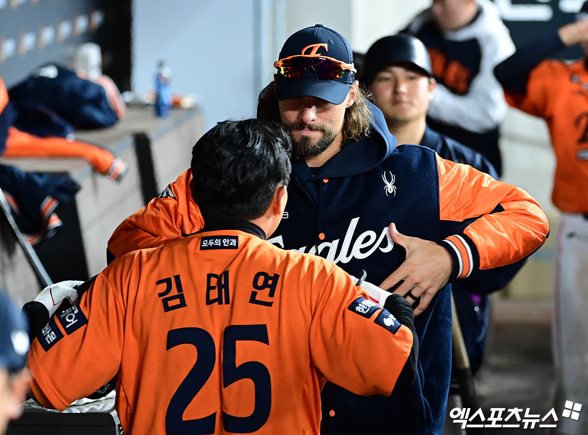 28일 오후 대전한화생명볼파크에서 열린 '2025 신한 SOL Bank KBO리그' 한화 이글스와 KIA 타이거즈의 경기, 7회말 2사 한화 김태연이 KIA 전상현 상대로 솔로 홈런을 때려낸 뒤 더그아웃에서 와이스와 세리머니를 하고 있다. 대전, 박지영 기자