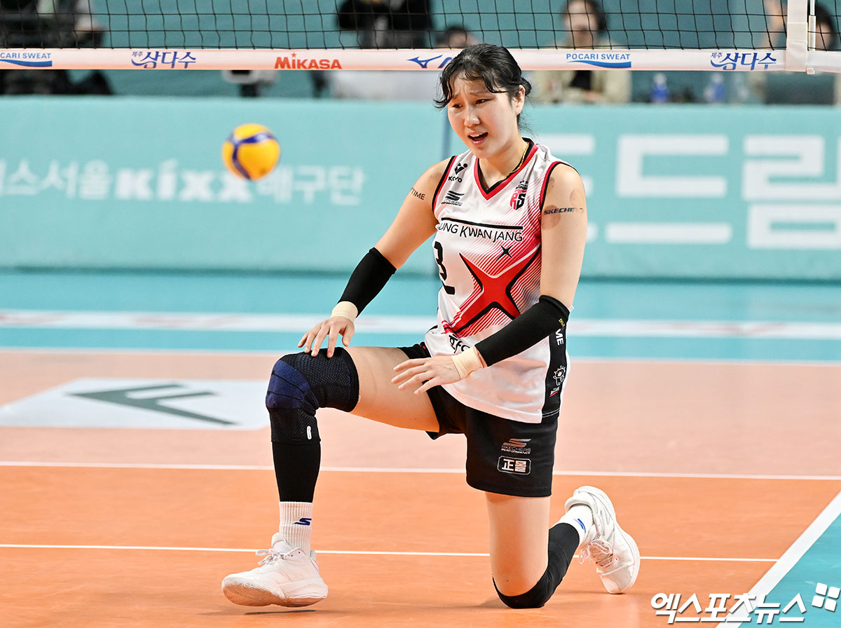 10일 오후 서울 장충체육관에서 열린 ‘도드람 2024-2025 V-리그’ GS칼텍스와 정관장의 경기, 정관장 염혜선이 아쉬워하고 있다. 엑스포츠뉴스 DB