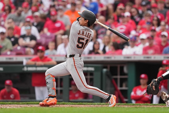 샌프란시스코 자이언츠 외야수 이정후가 30일 열린 신시내티 원정 경기에 선발 출전해 4타수 1안타 1타점 1도루를 기록했다. 이정후는 3회 초 1사 3루 기회에서 우전 적시타를 날린 뒤 2루 도루까지 성공했다. 샌프란시스코는 선발 투수 벌런데를 내세웠지만, 한 점 차 패배로 시즌 첫 패를 떠안았다. AFP 연합뉴스