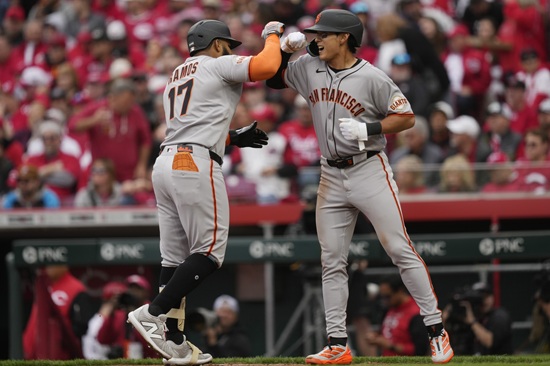 샌프란시스코 자이언츠 외야수 이정후가 30일 열린 신시내티 원정 경기에 선발 출전해 4타수 1안타 1타점 1도루를 기록했다. 이정후는 3회 초 1사 3루 기회에서 우전 적시타를 날린 뒤 2루 도루까지 성공했다. 샌프란시스코는 선발 투수 벌런데를 내세웠지만, 한 점 차 패배로 시즌 첫 패를 떠안았다. AP 연합뉴스