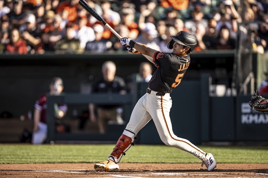 샌프란시스코 자이언츠 외야수 이정후가 30일 열린 신시내티 원정 경기에 선발 출전해 4타수 1안타 1타점 1도루를 기록했다. 이정후는 3회 초 1사 3루 기회에서 우전 적시타를 날린 뒤 2루 도루까지 성공했다. 샌프란시스코는 선발 투수 벌런데를 내세웠지만, 한 점 차 패배로 시즌 첫 패를 떠안았다. AP 연합뉴스