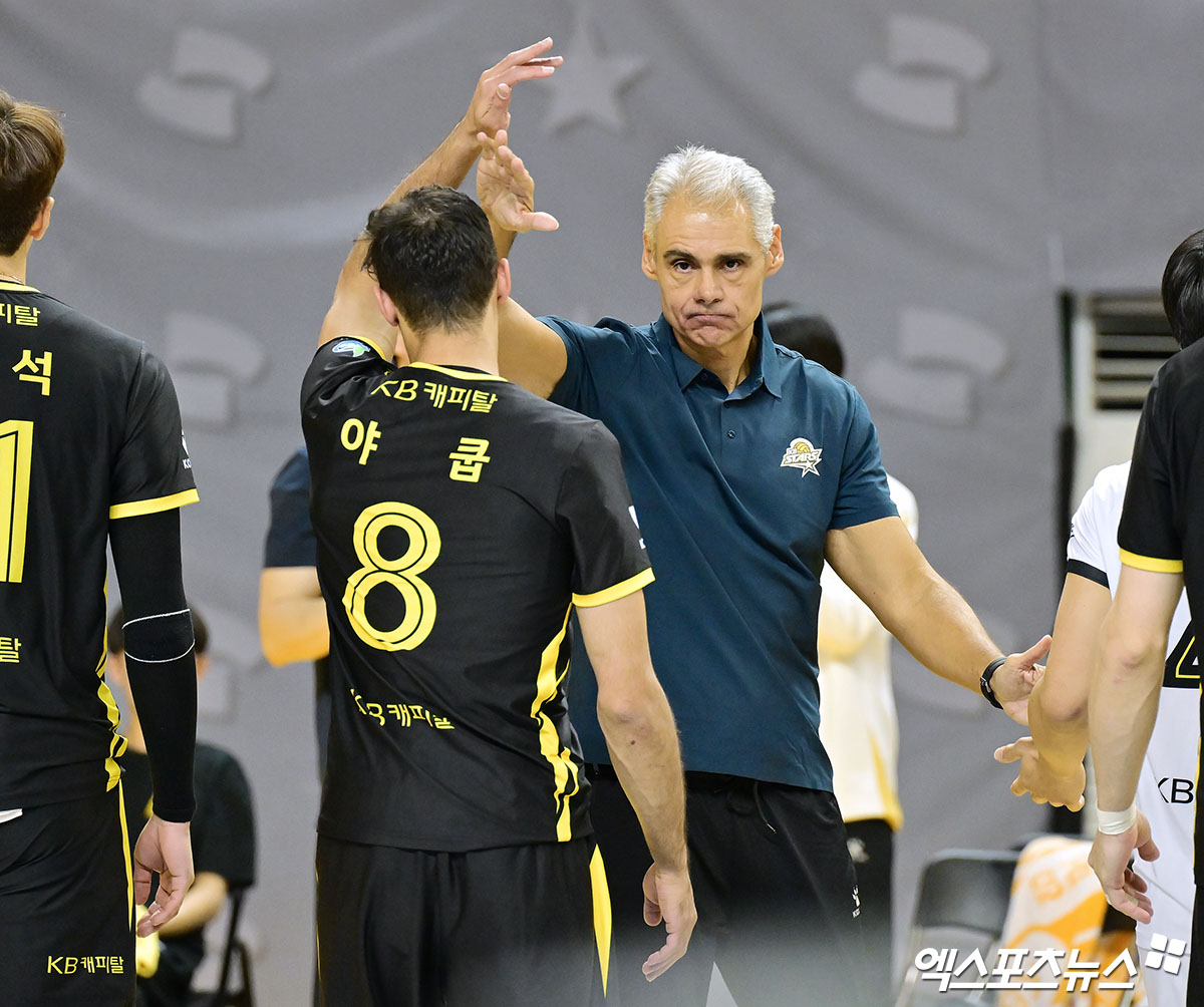 남자프로배구 KB손해보험 레오나르도 아폰소 감독이 경기 중 선수들을 격려하고 있다. 엑스포츠뉴스 DB