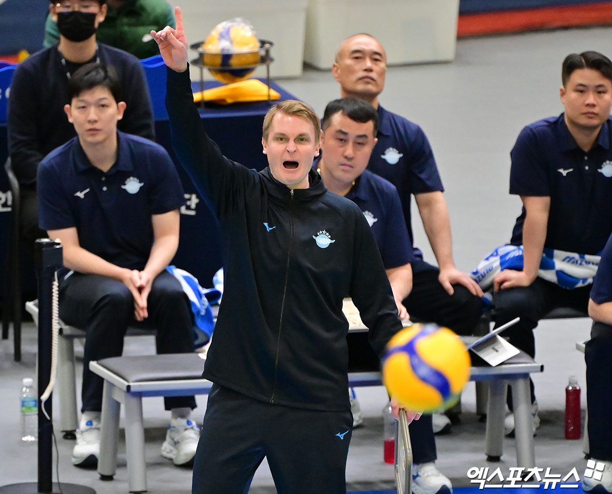 남자프로배구 대한항공 토미 틸리카이넨 감독이 경기 중 포효하고 있다. 엑스포츠뉴스 DB